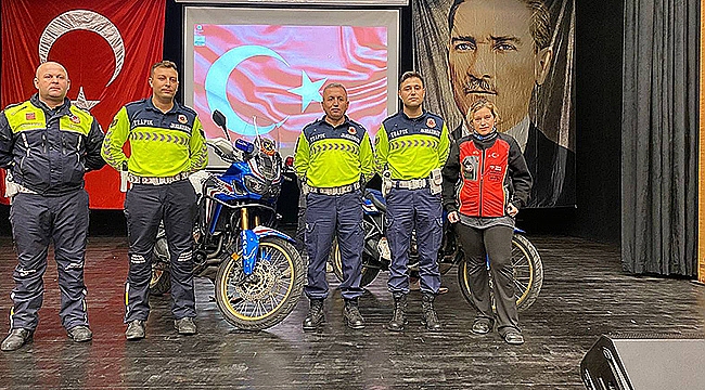 EZİNE'DE MOTOSİKLET SÜRÜCÜLERİNE TRAFİK EĞİTİMİ VERİLDİ