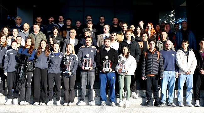 ÇOMÜ'NÜN BAŞARILI SPORCULARI REKTÖR YARDIMCISI İLE BİR ARAYA GELDİ