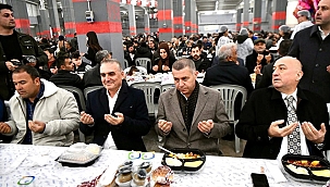 EZİNE'DE RAMAZAN İFTARINDA PROTOKOL VE VATANDAŞLAR AYNI SOFRADA BULUŞTU