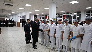 VALİ TORAMAN, MEHMETÇİKLERLE AYNI SOFRADA