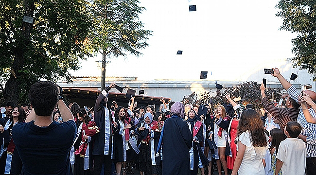 YENİCE MESLEK YÜKSEK OKULU MEZUNLARINI COŞKUYLA UĞURLADI