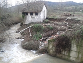  Çan'da Eski Depo Binası Dere Yatağına Yan Yattı
